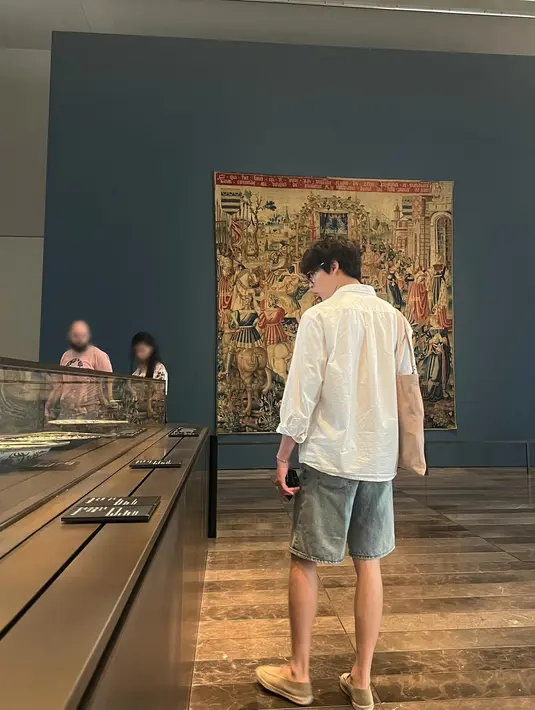 <p>Dia juga berkunjung ke Louvre Abu Dhabi. Ini merupakan museum seni yang terletak di Pulau Saadiyat di Abu Dhabi, Uni Emirat Arab. (Foto: Instgaram/ songgeonhee)</p>