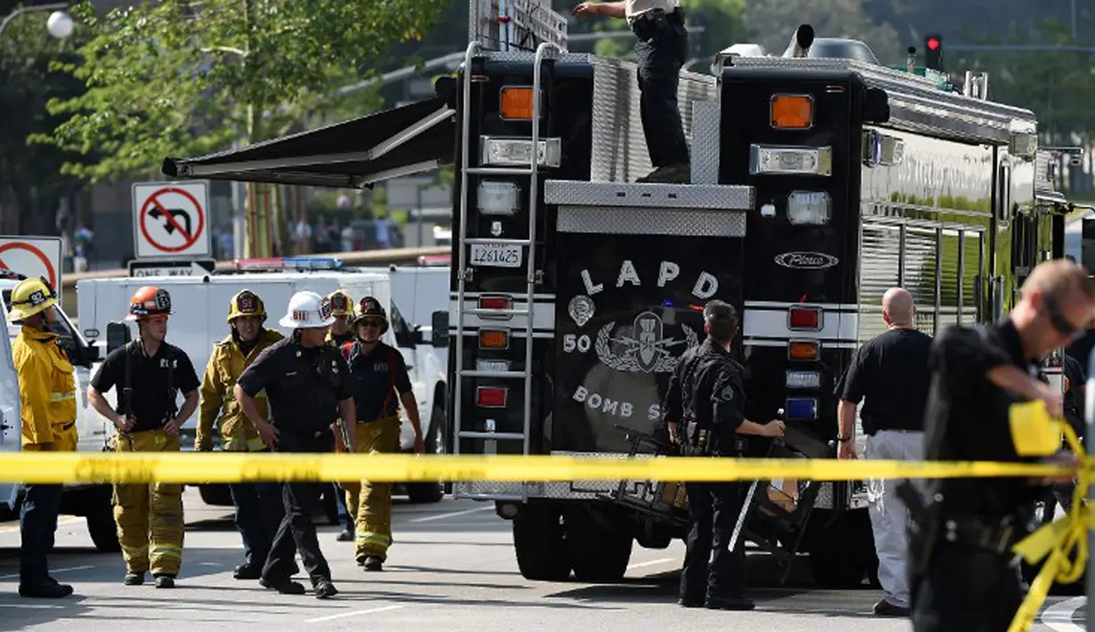 Personel LAPD Hazmat dan Bomb Squads  mempersiapkan diri untuk menyelidiki sebuah paket mencurigakan yang ditemukan di ruang surat di kantor Deutsche Bank di Los Angeles, California, Rabu (19/8/2015). (AFP/MARK RALSTON)