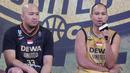 Pemain Dewa United, Kaleb Ramot (kanan) memberikan sambutan di samping Arki Dikania Wisnu dalam acara Media Day IBL 2025 di KYZN Kuningan, Jakarta Selatan, Kamis siang (12/12/2024). (Bola.com/M Iqbal Ichsan)