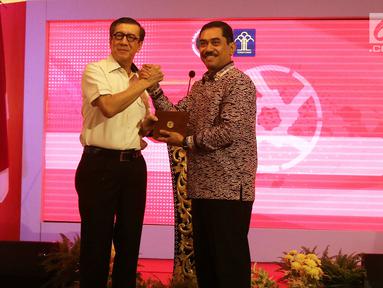 Menkumham Yasonna Laoly berjabat tangan dengan Kepala BNPT Suhardi Alius usai melakukan MoU di gedung Kemenkumham, Jakarta, Kamis (31/5). MoU ini untuk memperkuat kerjasama dalam hal penanggulangan tindak pidana teroris. (Liputan6.com/Herman Zakharia)