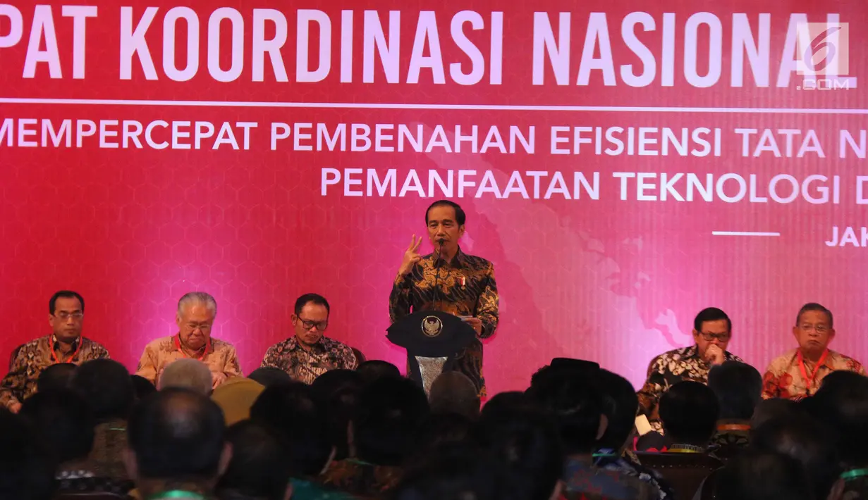 Presiden Joko Widodo memberi sambutan saat membuka Rapat Koordinasi Nasional Pengendalian Inflasi Tahun 2017 yang dihadiri 14 menteri kabinet, gubernur, walikota, dan bupati se-Indonesia di Hotel Sahid, Jakarta, Kamis (27/7). (Liputan6.com/Angga Yuniar)