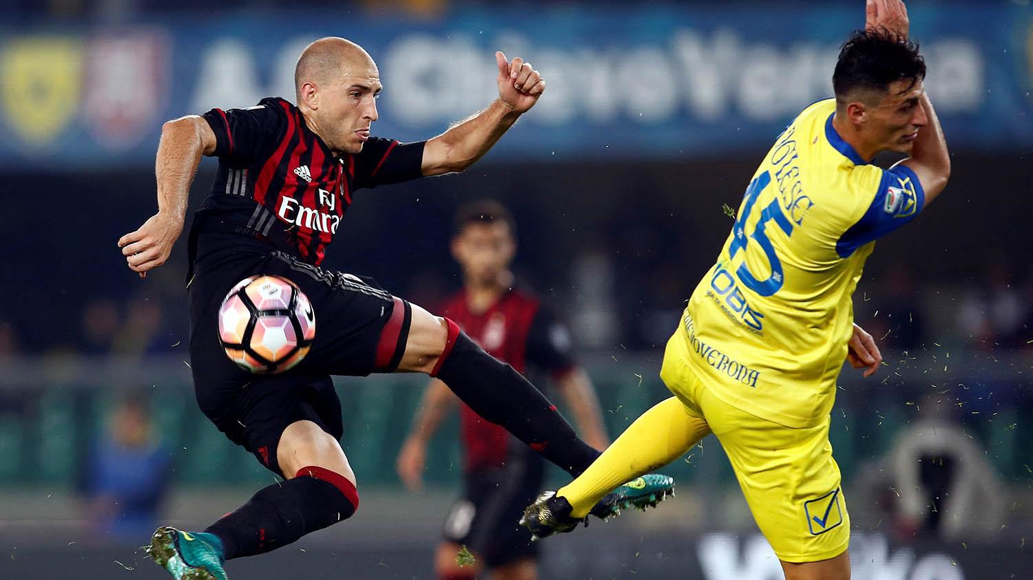 Bek AC Milan, Gabriel Paletta (kiri). (Reuters/Alessandro Garofalo)
