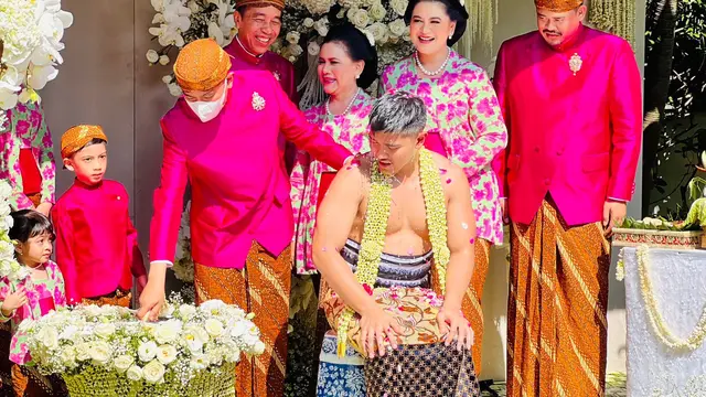 Putra bungsu Presiden Joko Widodo atau Jokowi, Kaesang Pangarep, menjalani prosesi siraman jelang pernikahan