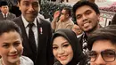 Dalam acara tersebut, Aurel dan Atta serta Thariq Halilintar tampak berfoto bersama dengan Presiden Jokowi dan Ibu Iriana. [Instagram/attahalilintar]