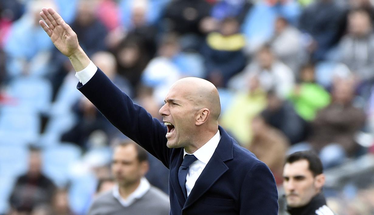 Pelatih Real Madrid, Zinedine Zidane memberikan Instruksi kepada anak asuhnya saat melawan Getafe pada lanjutan La Liga Spanyol di Stadion Colisseum Alfonso Perez, Getafe, Sabtu (16/4/2016) malam WIB. (AFP/Gerard Julien)