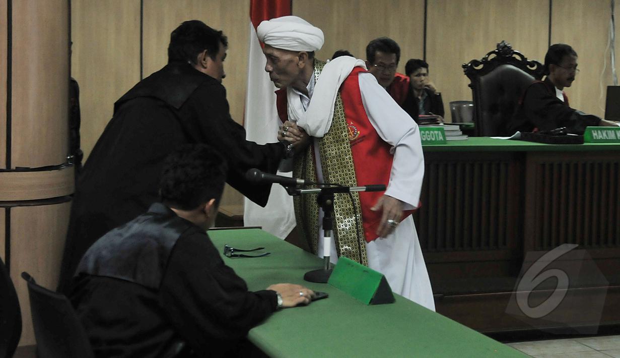 Habib Shahabuddin Anggawi menyalami jaksa penuntut umum usai sidang vonis di PN Jakarta Pusat, Senin (6/4/2015). Habib Shahabuddin dan Habib Novel divonis hakim 7 bulan penjara. (Liputan6.com/Johan Tallo)