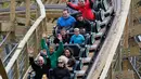 Pengunjung menaiki Roller Coaster kayu InvadR di Busch Gardens di Williamsburg, Virginia (7/4). Tempat ini adalah taman bermain pertama yang jalur roller coasternya terbuat dari kayu.  (AP Photo/Steve Helber)