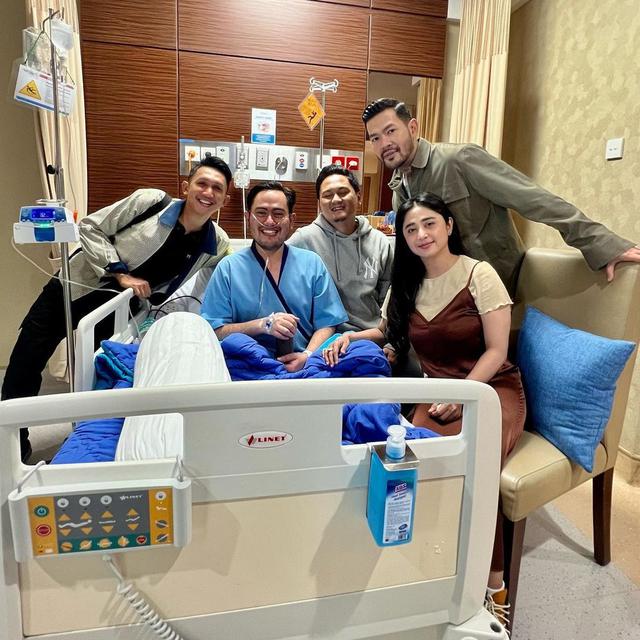 7 Potret Artis saat Jenguk King Nassar di Rumah Sakit, Beri Dukungan