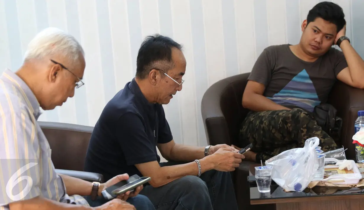 Kedatangan Keluarga Christopher untuk membantu proses identifikasi korban terbakarnya KM Zahro melalui pemeriksaan sampel DNA dan odontologi forensik di RS Polri, Kramat Jati, Jakarta, Senin (2/1). (Liputan6.com/Immanuel Antonius)