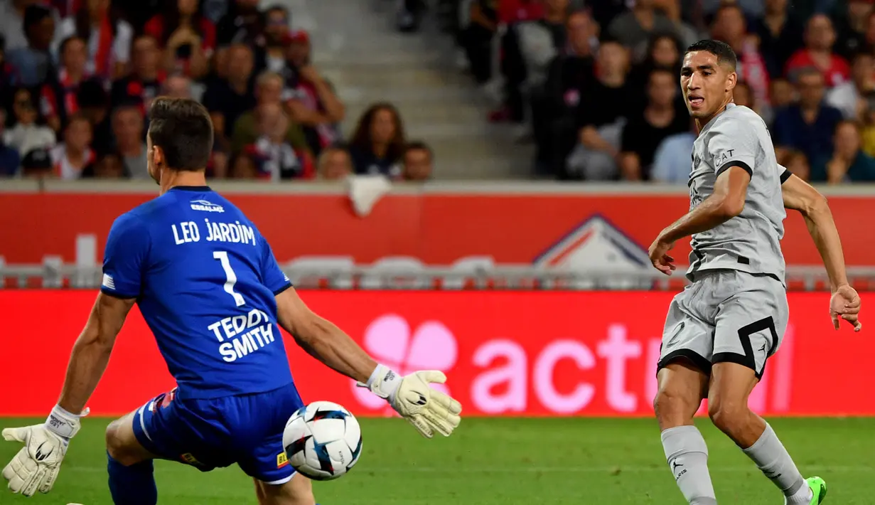 PSG kembali menjauh dengan unggul 3-0 melalui Achraf Hakimi pada menit ke-39. Kerja samanya dengan Neymar mampu diselesaikan dengan sepakan yang tak mampu dibendung Leo Jardim. (AFP/Francois Lo Presti)