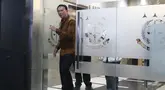 Mantan Komisaris Utama PT Pertamina (Persero), Basuki Tjahaja Purnama alias Ahok bersiap meninggalkan gedung Kejaksaan Agung Republik Indonesia, Jakarta, Kamis (13/3/2025). (merdeka.com/Arie Basuki)