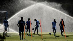 Sejumlah pemain Timnas Argentina melakukan latihan persiapan menjelang laga FIFA Matchday melawan Mauritania di Ezeiza, Buenos Aires, Argentina, Rabu (25/03/2026). (AFP/Luis Robayo)