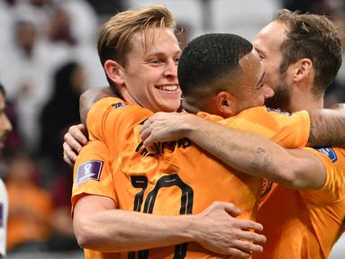 Barcelona menjadi salah satu klub penyumbang pemain terbanyak pada putaran final Piala Dunia 2022 dengan 17 pemain. Kini setelah memasuki babak perempatfinal, jumlah tersebut menyusut seiring tumbangnya beberapa negara unggulan yang banyak dihuni para pemain Barcelona, seperti Spanyol. Kini hanya tersisa 5 pemain asal Barcelona yang akan bertarung di babak perempatfinal, siapa saja? Yuk disimak uraiannya berikut ini. (AFP/Alberto Pizzoli)