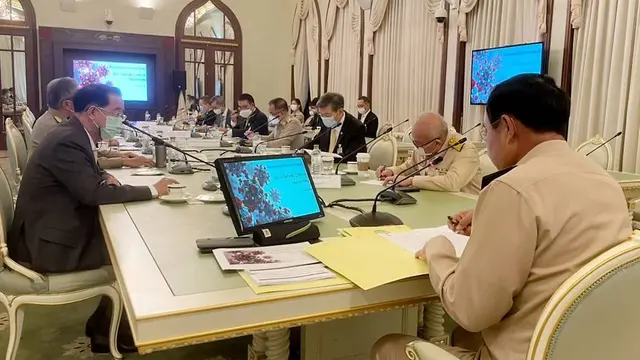 Sebuah foto yang diposting di Facebook oleh Perdana Menteri Thailand Prayut Chan-o-cha pada hari Senin, 26 April 2021, yang menunjukkan dia tidak mengenakan masker saat bertemu dengan para penasihat.