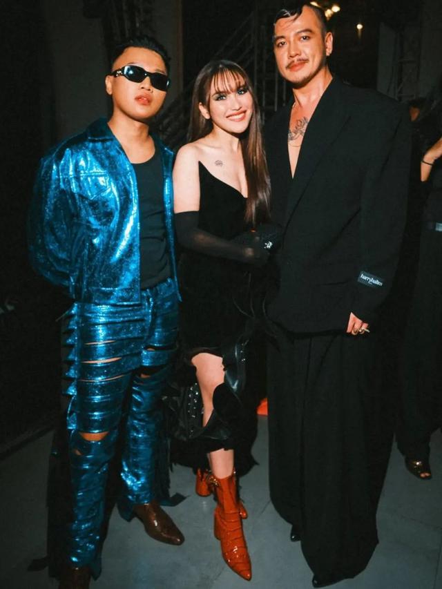 6 Gaya Glamor Ayu Ting Ting dengan Dress Hitam dan Pulasan Lipstik Merah Melenggang di Catwalk Fashion Show Harry Halim