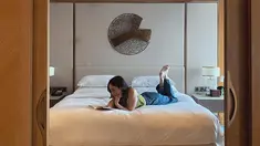Perempuan keturunan Jerman dan Indonesia ini suka menghabiskan waktu santainya dengan bersantai. Saat bersantai, Tatjana Saphira memilih untuk membaca buku. Gayanya baca buku ini terlihat fokus. (Liputan6.com/IG/@tatjanasaphira)