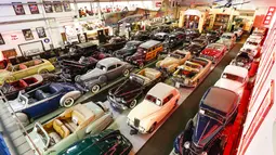 Sejumlah kendaraan yang dipamerkan di Klairmont Kollections di Chicago, Illinois, Amerika Serikat (AS) (25/10/2020). Klairmont Kollections merupakan sebuah museum koleksi mobil pribadi yang menampilkan lebih dari 300 kendaraan. (Xinhua/Joel Lerner)