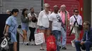 Orang-orang berjalan di sepanjang shopping street di London, Rabu (17/8/2022). Office for National Statistic (ONS) menyebut lonjakan harga pangan sebesar 12,7 persen sejak Juli 2021 menjadi penyumbang lonjakan inflasi Juli 2022. Sementara, bulan sebelumnya, inflasi Inggris berada di kisaran 9,4 persen. (AP Photo/Frank Augstein)