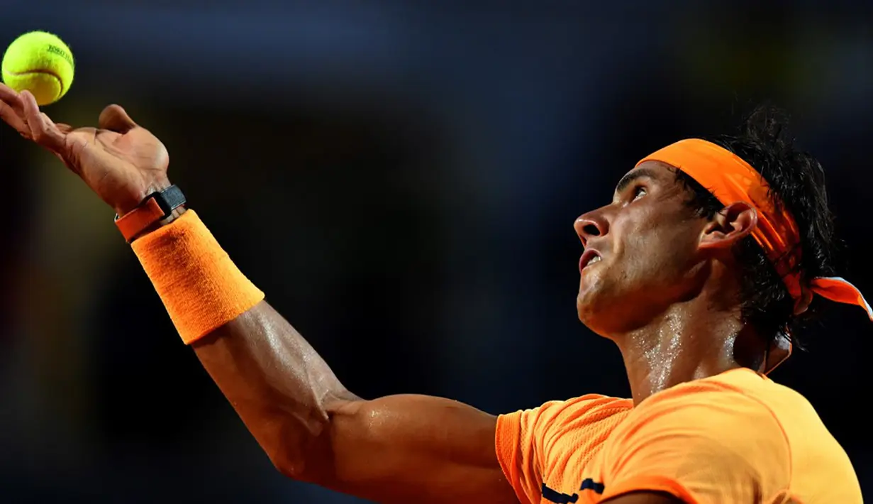 Petenis Spanyol, Rafael Nadal, melakukan servis ke arah petenis Jerman, Philipp Kohlschreiber, dalam turnamen tenis ATP Foro di roma, Italia, (10/5/2016). (AFP/Tiziana Fabi)