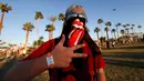 Seorang penggemar The Rolling Stones berfoto dengan menggunakan atribut band Rolling stones yang sangat ikonik, California, AS (8/10). Band legandaris ini menampilkan belasan lagu dalam Desert Trip 2016.(REUTERS/Mario Anzuoni)