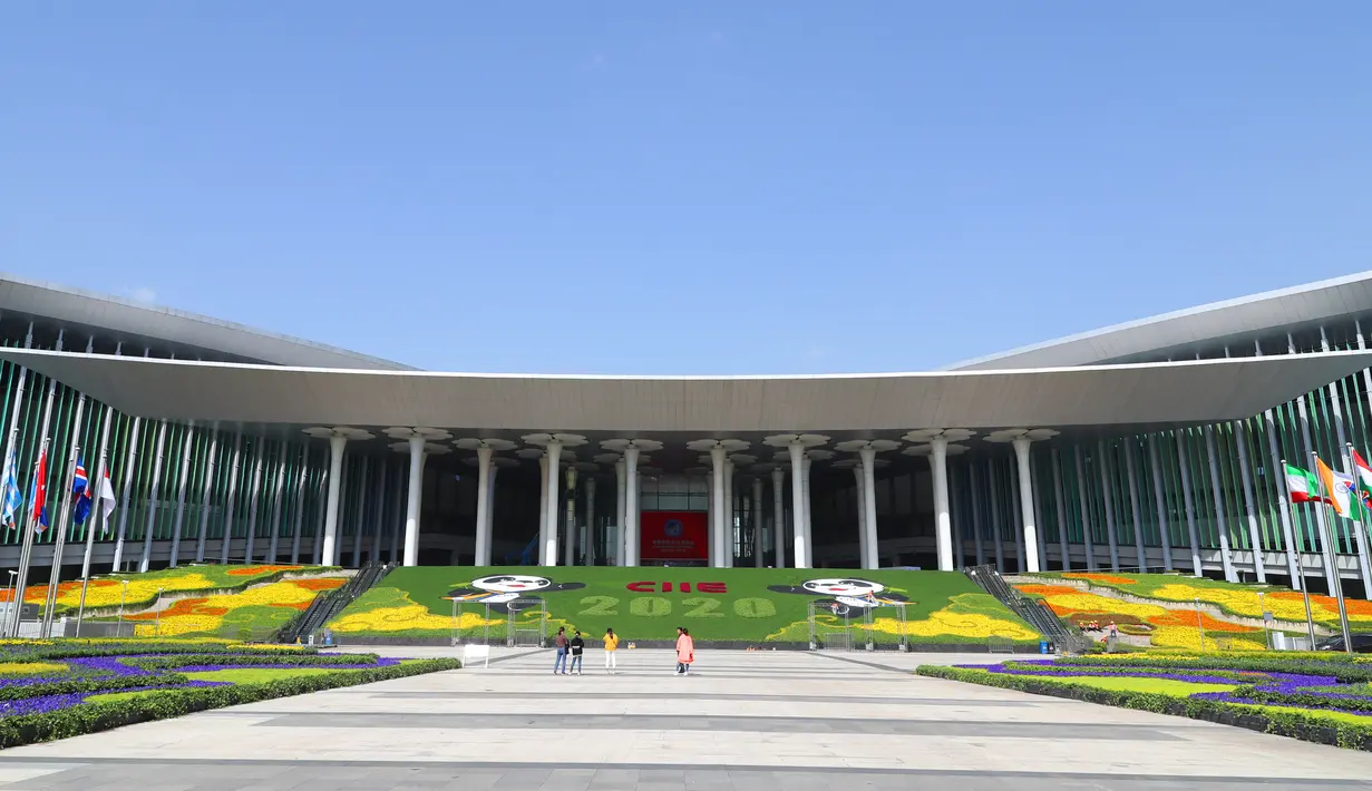 Lapangan selatan gedung National Exhibition and Convention Center (Shanghai), lokasi penyelenggaraan Pameran Impor Internasional China (China International Import Expo/CIIE) ketiga, di Shanghai, China timur, pada 23 Oktober 2020. Pameran CIIE ketiga akan dimulai pada 5 November. (Xinhua/Fang Zhe)