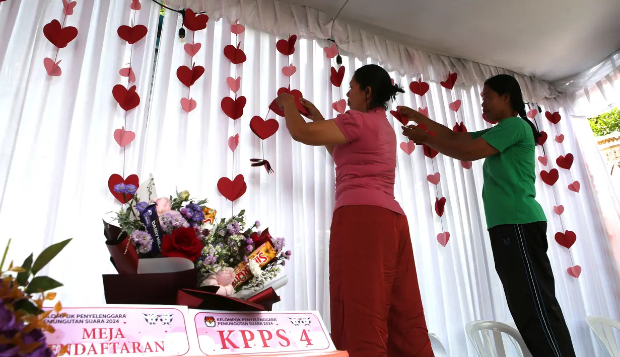 TPS tersebut bernuansa serba pink karena hari pencoblosan berlangsung tepat pada tanggal 14 Februari yang juga dikenal sebagai Hari Valentine atau Hari Kasih Sayang. (AP Photo/Firdia Lisnawati)