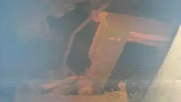 Robot bawah laut menunjukkan platform yang rusak di pabrik nuklir Fukushima, Jepang, (19/7). Batuan padat seperti lava dan benjolan di lapisan terlihat di bawah unit tiga reaktor . (International Research Institute for Nuclear Decommissioning via AP)