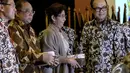 Kadin memberikan cinderamata kepada Menteri Kelautan dan Perikanan, Susi Pudjiastuti usai Rapimnas Kadin, Jakarta, Senin (8/12/2014). (Liputan6.com/Faizal Fanani)