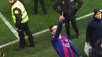 Bek Barcelona Gerard Pique mengkritisi kepemimpinan wasit seusai laga Villarreal, Minggu (8/1/2017). Pique diduga melancarkan protes kepada Presiden La Liga Javier Tebas yang duduk di tribune. (Mundo Deportivo)