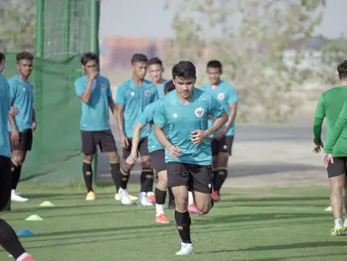 Pemain Ansan Greeners FC, Asnawi Mangkualam mengikuti latihan bersama Timnas Indonesia di lapangan sepak bola JA Centre of Excellence & Shooting Club, Dubai. (Foto: Dokumentasi PSSI)