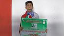 Rendy Juliansyah menjadi pencetak gol terbanyak pada ajang Tien Phong Plastic Tournament 2017 saat tiba di Bandara Soekarno-Hatta, Cengkareng, Senin (19/6/2017). Timnas U-16 menjadi juara pada ajang tersebut. (Bola.com/Nicklas Hanoatubun)