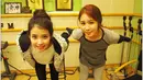 IU dan Yoo In Na memang menjalin persahabatan yang sangat dekat. Bahkan IU menyebut jika Yoo In Na merupakan sumber inspirasinya. (Foto: Soompi.com)