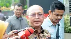 Rektor IAIN Pontianak, Syarif menghindar dari wartawan usai menjalani pemeriksaan di Gedung KPK, Jakarta, Senin (17/6/2019). Syarif diperiksa sebagai saksi untuk tersangka Romahurmuziy (Rommy) terkait kasus dugaan jual beli jabatan di lingkungan Kementerian Agama. (merdeka.com/Dwi Narwoko)