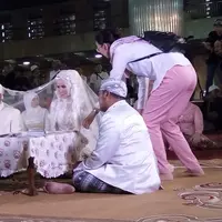 Vicky Prasetyo menikahi Angel Lelga dengan mahar berupa surah Ar-Rahman, berlian 5,29 karat, perhiasan emas 20 gram dan uang sebesar Rp9.022.018. (Nurwahyunan/Bintang.com)