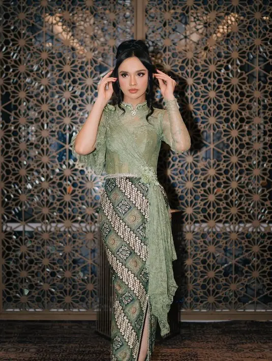 Lyodra tampil sempurna mengenakan kebaya brokat hijau dengan aksen selendang. Dipadukan bawahan kain batik warna senada. [@lyodraofficial]