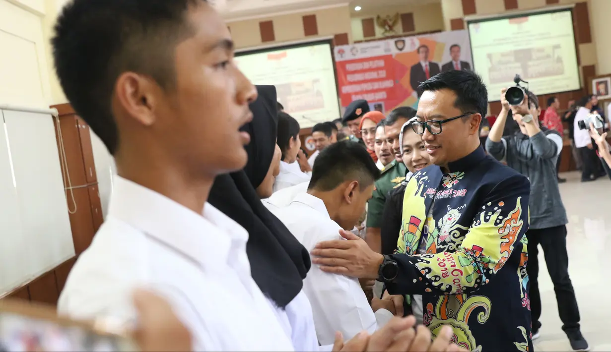 Menpora Imam Nahrawi memberi ucapan selamat kepada peserta Diklat Paskibraka Nasional 2018 di Wisma Soegondo Cibubur, Jakarta, Kamis (26/7). Diklat diikuti 68 siswa terbaik dari 34 provinsi di Indonesia. (Liputan6.com/Helmi Fithriansyah)