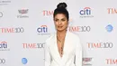 Aktris Bollywood Priyanka Chopra berpose di karpet merah acara Time 100 Gala 2016 di New York, Selasa (26/4). Mantan Miss World itu tampil sederhana dengan tatanan rambut dicepol. (Ben Gabbe/Getty Images Time/AFP)