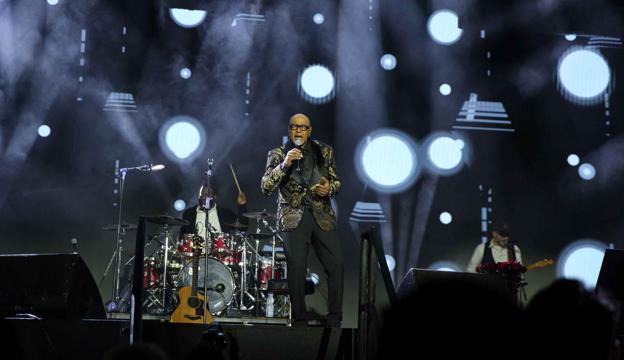 Penampilan para musisi kelas dunia tersebut menghadirkan suasana hangat dan intim yang selaras dengan konsep konser. Tampak dalam foto, penampilan asal Amerika Serikat, Peabo Bryson di konser 90's Intimate 2nd Editionkonser  di Istora Senayan, Jakarta, Sabtu (7/2/2026). (Fimela.com/Adrian Putra)