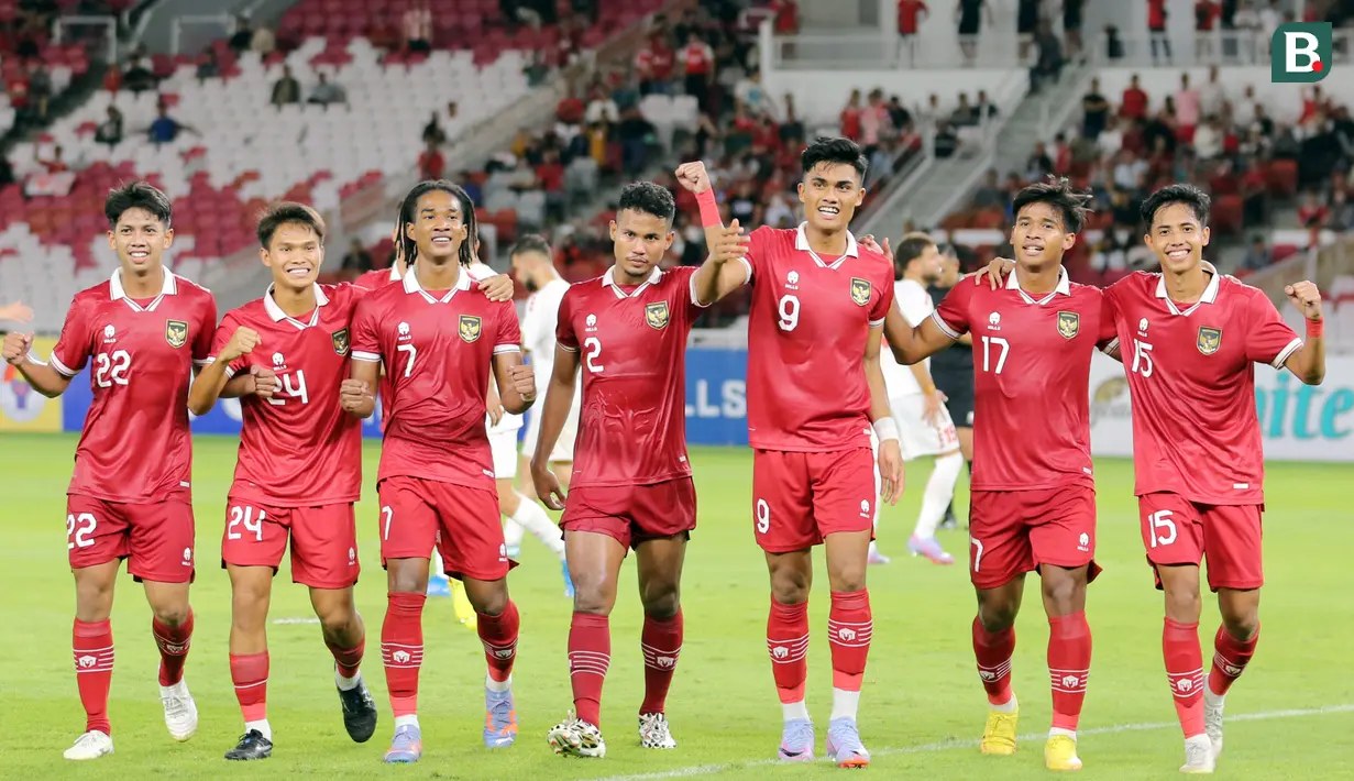 Selebrasi pemain Timnas Indonesia U-22 setelah pemain Timnas Lebanon U-22, Ali Ismail, menjebol gawangnya sendiri dalam pertandingan uji coba yang berlangsung di Stadion Utama Gelora Bung Karno (SUGBK), Jakarta, Jumat (14/4/2023). (Bola.com/Abdul Aziz)