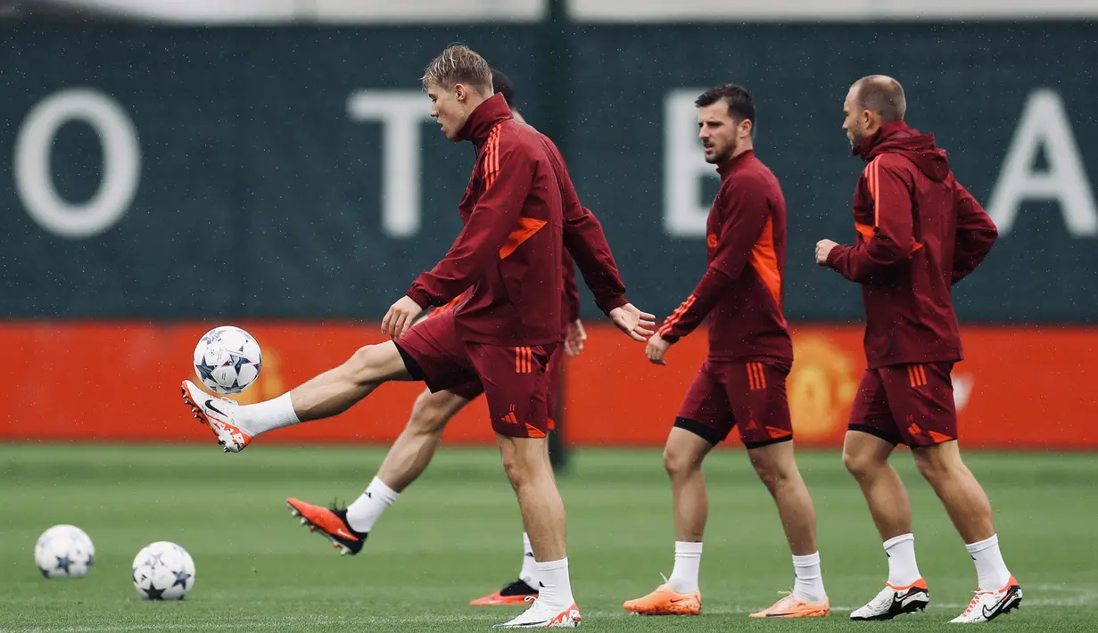 Pemain anyar MU, Rasmus Holjung (kiri), menunjukkan kebolehannya dalam mengolah bola disela-sela sesi latihan di Carrington Training Ground, Manchester, Inggris, Selasa (19/9/2023). (X/@ManUtd)