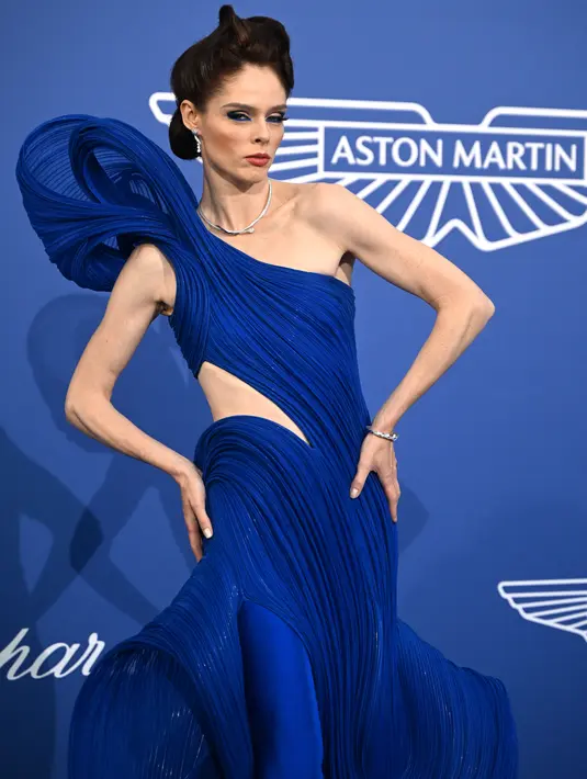 Model Kanada Coco Rocha berpose untuk fotografer setibanya di amfAR Cinema Against AIDS benefit di Hotel du Cap-Eden-Roc, selama festival film internasional Cannes ke-76, Cap d'Antibes, Prancis selatan, Kamis, 25 Mei 2023. Coco Rocha tampil dengan gaun pahatan biru Gaurav Gupta Musim Semi 2023 Couture. (AFP/Patricia De Melo Moreira)
