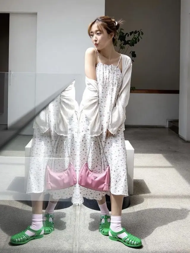 6 Gaya Sunny Dahye Pakai Pakaian Putih