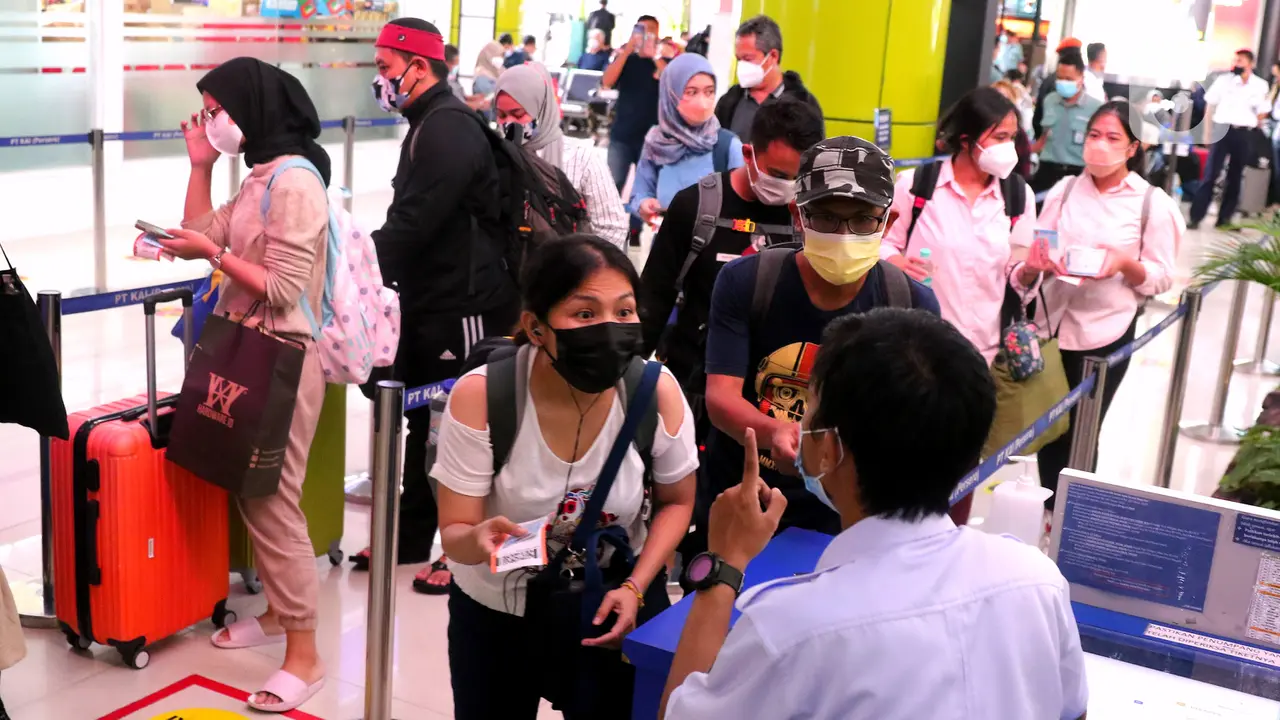 FOTO: Pemudik Mulai Padati Stasiun Gambir