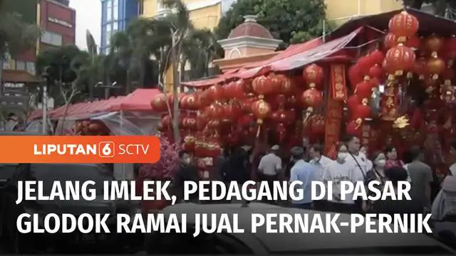 Jelang Imlek, pedagang di Pasar Glodok, Taman Sari, Jakarta Barat, mulai ramai menjual pernak-pernik imlek.