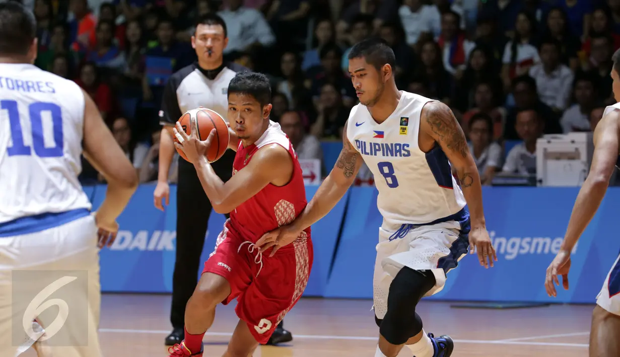 Pebasket Indonesia, A Santosa (ketiga kanan) mencoba menembus pertahanan pemain Filipina saat berlaga di final SEA Games ke-28 di OCBC Arena Singapore, Senin (15/6/2015). Indonesia kalah 64-72 dari Filipina. (Liputan6.com/Helmi Fithriansyah) 