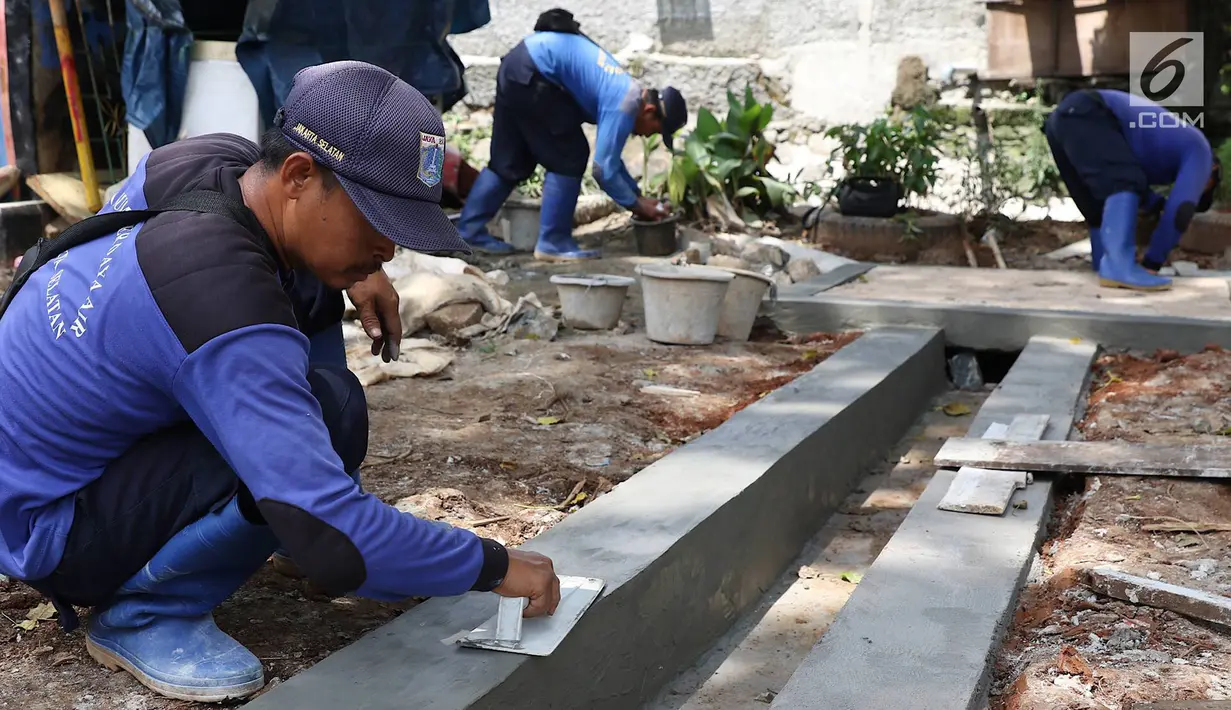 Petugas membuat sumur resapan di kawasan Lenteng Agung, Jakarta, Rabu (20/3). Pembuatan sumur resapan di kawasan tersebut bertujuan mengurangi genangan air yang timbul setiap hujan deras. (Liputan6.com/Immanuel Antonius)