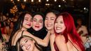 Dinner party yang diadakan di sebuah tempat outdoor itu juga makin meriah dengan munculnya kembang api besar bak pesta tahun baru. Sarita tampak memeluk anak-anaknya karena begitu bahagia.(Liputan6.com/IG/@queen_saritaabdulmukti)