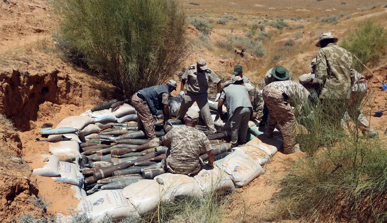 Pasukan pemerintah Libya yang didukung PBB menata sisa-sisa bahan peledak di Al-Hira, sekitar 65 km sebelah barat daya Tripoli, Libya (22/7/2020). (Xinhua/Hamza Turkia)