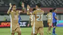 Pemain Dewa United, Egy Maulana Vikri (kiri) merayakan gol Alexis Messidoro saat melawan Tainan City FC pada matchday kedua Grup E AFC Challange League 2025-2026 di Stadion Indomilk Arena, Tangerang, Banten, Rabu (29/10/2025) malam WIB. Bertindak sebagai tuan rumah, Dewa United langsung tampil menekan. Klub berjuluk Anak Dewa ini berharap mendapatkan gol cepat setelah kickoff. (Bola.com/M Iqbal Ichsan)