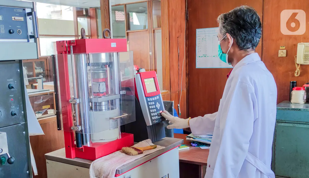 Petugas melakukan pengujian semen Hidraulis Tipe High Early (HE) di Balai Besar Bahan dan Barang Teknik (B4T) Kementerian Perindustrian, Jawa Barat. Semen Hidraulis tipe HE dengan nama PwrPro telah memenuhi standar SNI 8912-2020, Spesifikasi Unjuk Kerja Semen Hidraulis-Tipe HE. (Liputan6.com/HO/SIG)